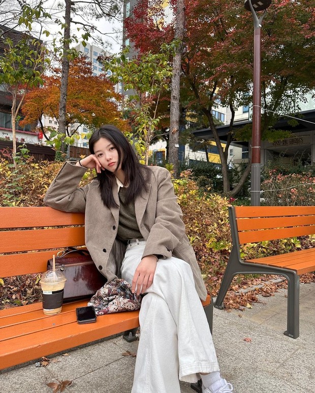 Style đời thường của Kim Yoo Jung: Sành điệu, sang xịn, xứng làm sách mẫu mặc đẹp cho các chị em - Ảnh 7.