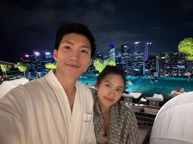 Đoàn Văn Hậu và Doãn Hải My hâm mộ triệt để tình yêu tại bể bơi vô cực lớn nhất thế giới