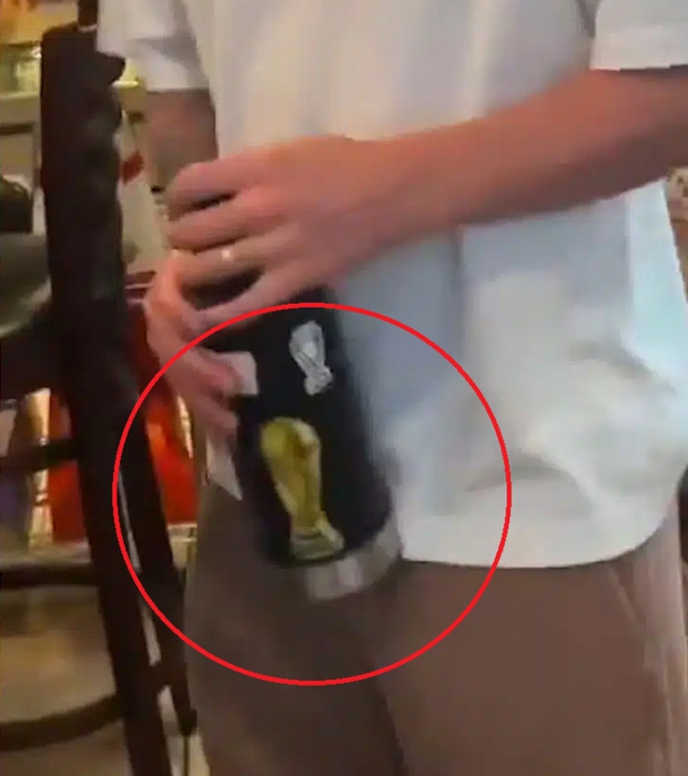 Messi tận hưởng thời gian mua sắm ngọt ngào cùng người đặc biệt với chi tiết đặc biệt trên chai nước