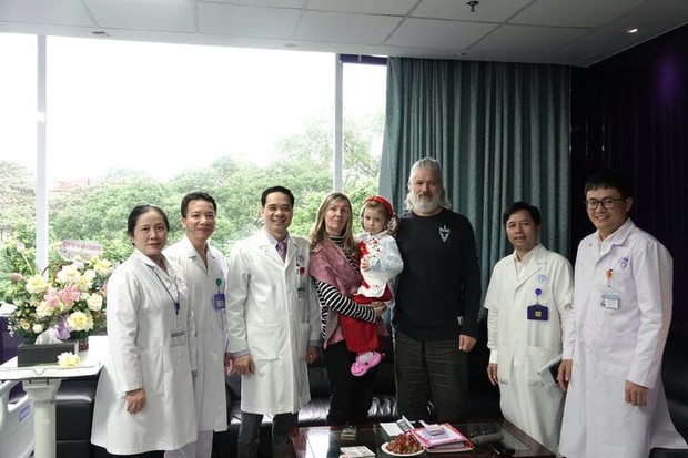 Gia đình người nước ngoài đưa con sang Việt Nam nhờ bác sĩ phẫu thuật - Ảnh 2.