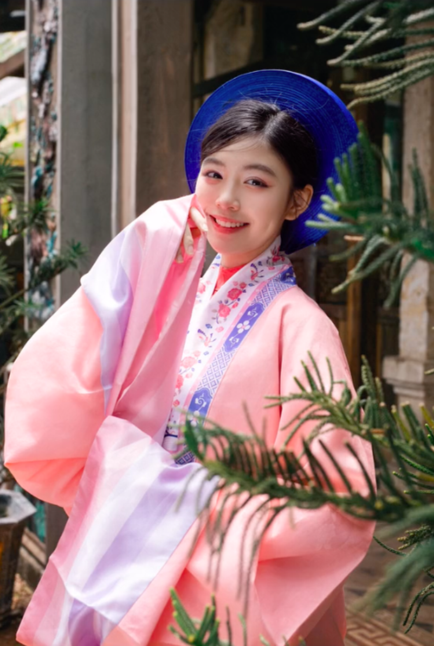 Con gái MC Quyền Linh lần đầu xuất hiện trong chiếc áo Nhật Bình khác lạ, netizen tấm tắc: Có nét đẹp xuyên thời gian! - Ảnh 7.