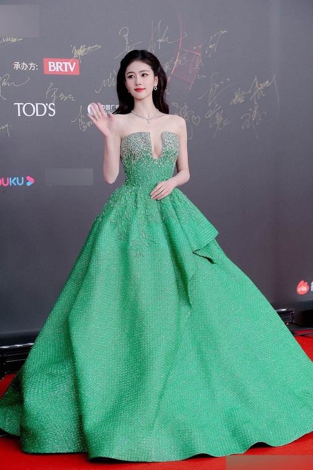 Tranh cãi vụ Bạch Lộc leo hot search nhờ màn khoe body cực cháy tại Đêm hội Tầm nhìn Weibo 2023 - Ảnh 2. Tranh cãi vụ Bạch Lộc leo hot search nhờ màn khoe body cực cháy tại Đêm hội Tầm nhìn Weibo 2023 - Ảnh 2.