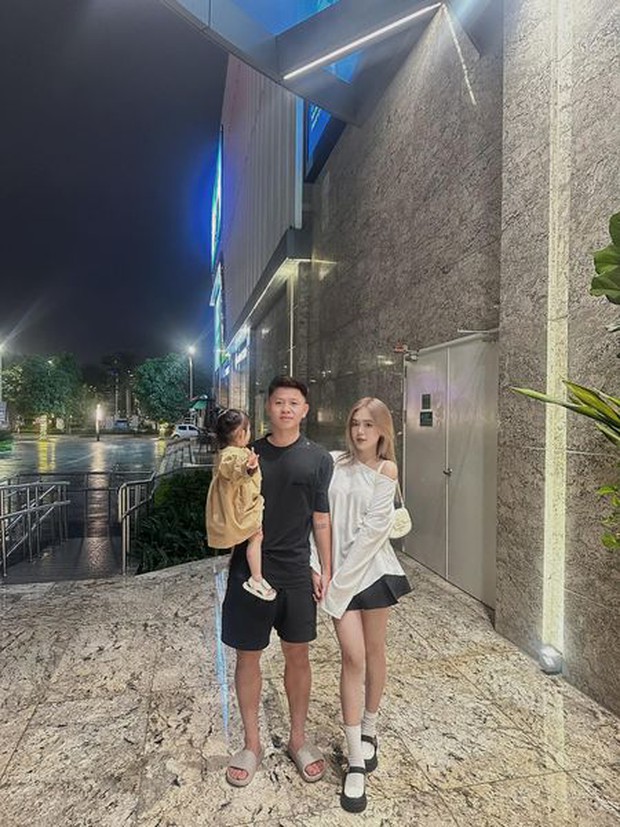 Vợ trung vệ U23 Việt Nam đẹp như thiên thần ngồi trên khán đài sân Mỹ Đình