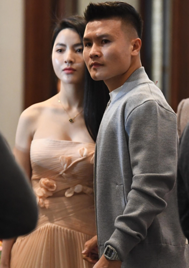 Người yêu Quang Hải đáp trả chỉ trích về việc sử dụng túi hàng hiệu: 'Hãy để tôi giúp bạn mang'