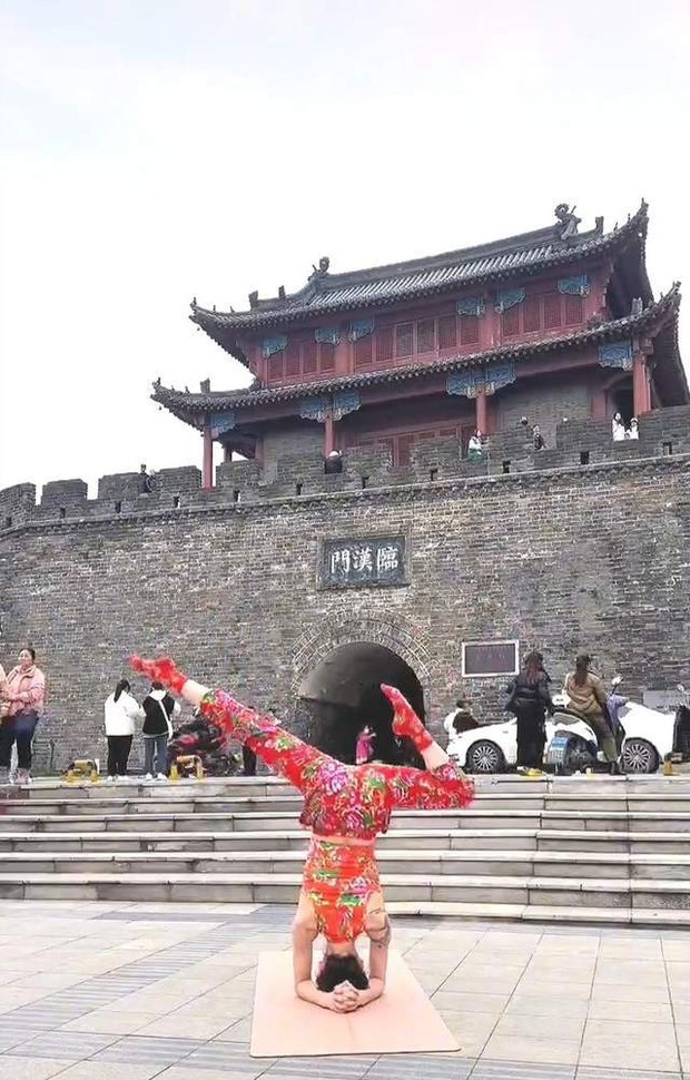 Xôn xao vụ nữ blogger Trung Quốc mặc đồ bó sát tập yoga tại di tích lịch sử, dân mạng: Động tác đẹp đến mấy cũng thành sai! - Ảnh 6.