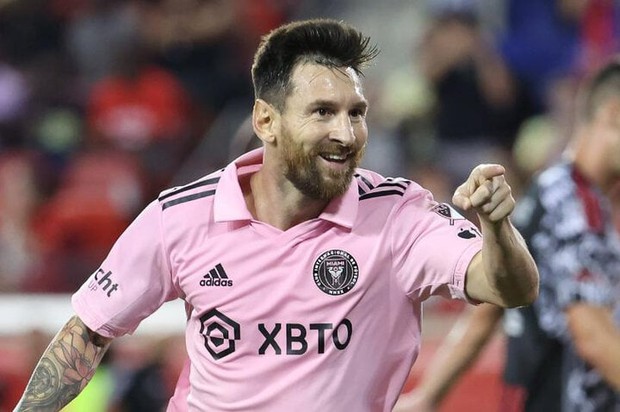 Áo đấu của Messi trở thành 'trang phục đáng tự hào' trên tạp chí Vogue