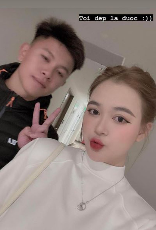 Vợ trung vệ U23 Việt Nam đẹp như thiên thần ngồi trên khán đài sân Mỹ Đình