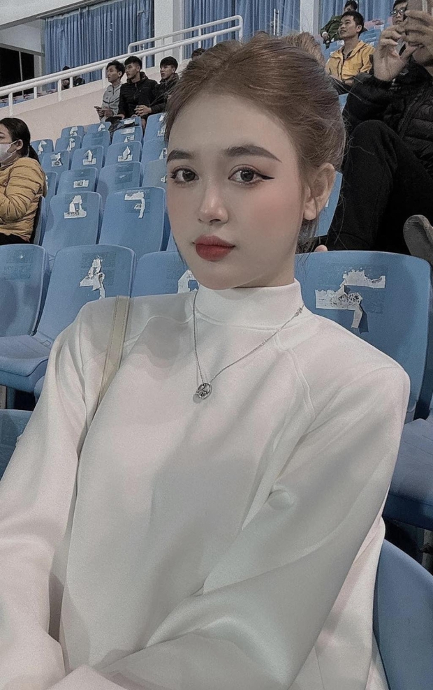Vợ trung vệ U23 Việt Nam đẹp như thiên thần ngồi trên khán đài sân Mỹ Đình