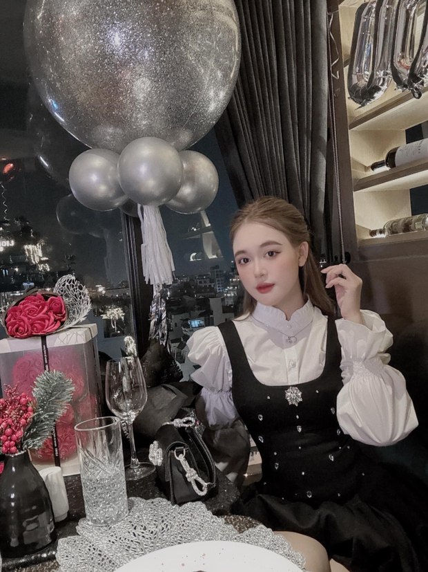 Vợ trung vệ U23 Việt Nam đẹp như thiên thần ngồi trên khán đài sân Mỹ Đình