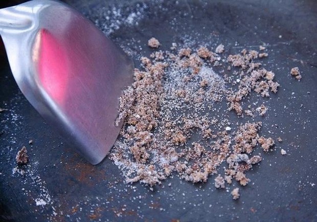 Learn from restaurant chefs to sprinkle this on a burnt pan, 10 minutes later the pan is surprisingly clean - Photo 2.