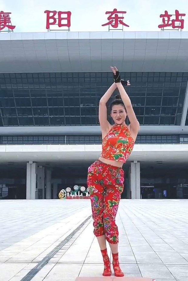 Xôn xao vụ nữ blogger Trung Quốc mặc đồ bó sát tập yoga tại di tích lịch sử, dân mạng: Động tác đẹp đến mấy cũng thành sai! - Ảnh 5.