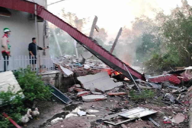 Sau tiếng nổ lớn, tường nhà dân đổ sập, nghi có người tử vong bên trong - Ảnh 2.