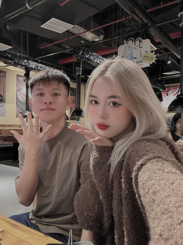 Vợ trung vệ U23 Việt Nam đẹp như thiên thần ngồi trên khán đài sân Mỹ Đình