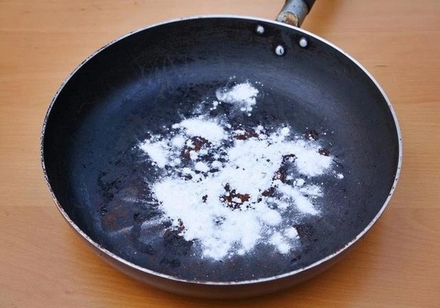 Learn from restaurant chefs to sprinkle this on a burnt pan, 10 minutes later the pan is surprisingly clean - Photo 1.