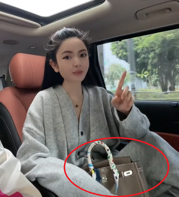 Người yêu Quang Hải đáp trả chỉ trích về việc sử dụng túi hàng hiệu: 'Hãy để tôi giúp bạn mang'