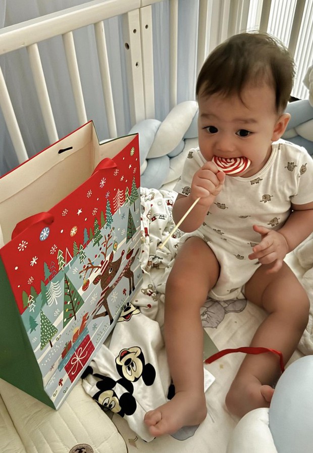 Vợ mẫu tây Bùi Tiến Dũng chăm chỉ chuẩn bị quà cho con, không cần hình ảnh lộng lẫy