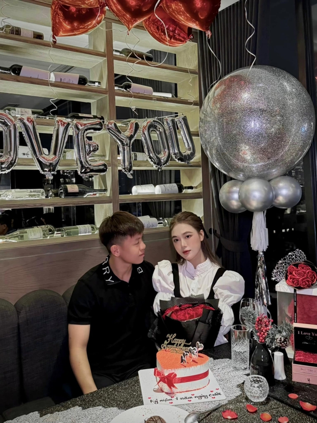 Vợ trung vệ U23 Việt Nam đẹp như thiên thần ngồi trên khán đài sân Mỹ Đình