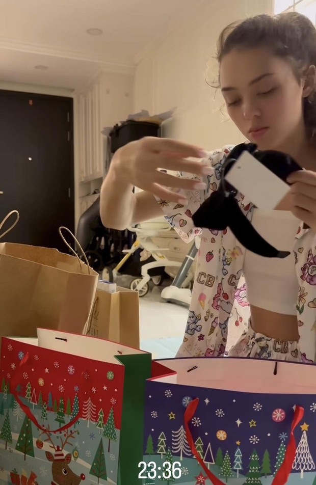 Vợ mẫu tây Bùi Tiến Dũng chăm chỉ chuẩn bị quà cho con, không cần hình ảnh lộng lẫy