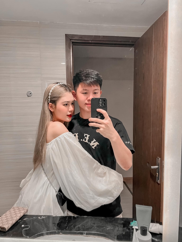 Vợ trung vệ U23 Việt Nam đẹp như thiên thần ngồi trên khán đài sân Mỹ Đình