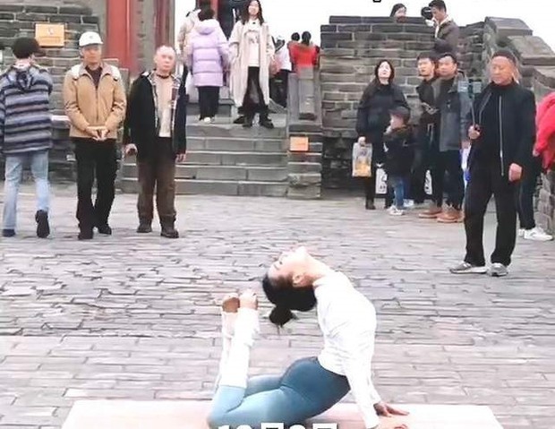 Xôn xao vụ nữ blogger Trung Quốc mặc đồ bó sát tập yoga tại di tích lịch sử, dân mạng: Động tác đẹp đến mấy cũng thành sai! - Ảnh 2.