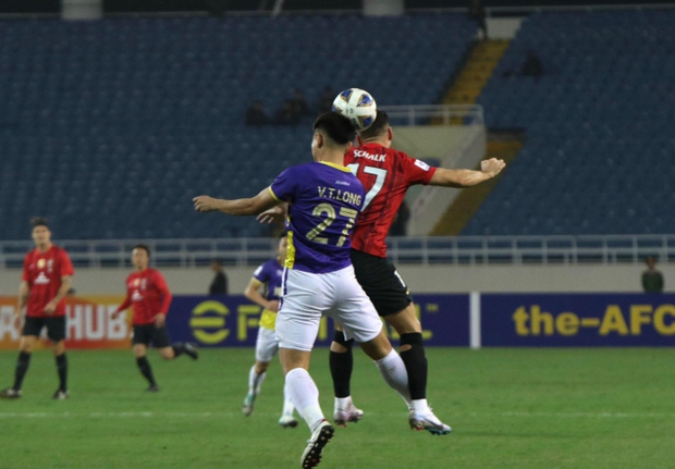 Vợ trung vệ U23 Việt Nam đẹp như thiên thần ngồi trên khán đài sân Mỹ Đình