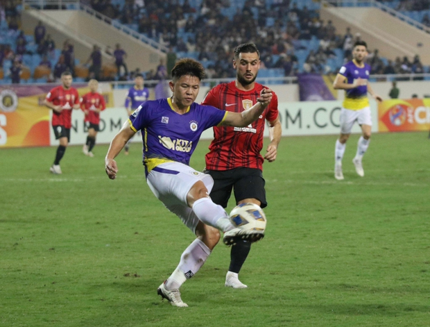 Vợ trung vệ U23 Việt Nam đẹp như thiên thần ngồi trên khán đài sân Mỹ Đình