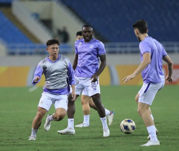 Vợ trung vệ U23 Việt Nam đẹp như thiên thần ngồi trên khán đài sân Mỹ Đình