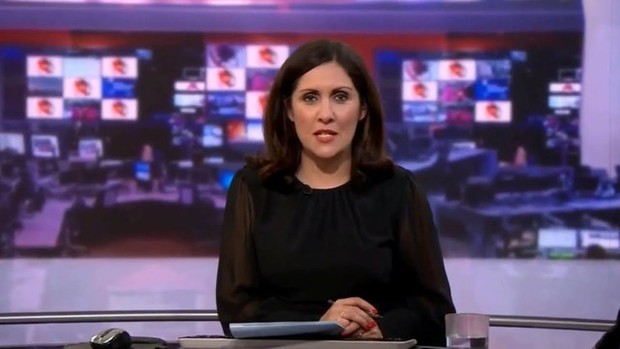 Nữ phát thanh viên BBC có hành động khó tin khi phát sóng trực tiếp, phản ứng sau đó khiến nhiều người bất ngờ - Ảnh 3.
