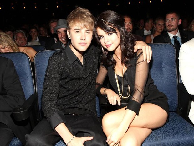 Selena Gomez confirmed that she is dating famous producer and close friend Justin Bieber, and also took advantage of flirting with her ex - Photo 6.