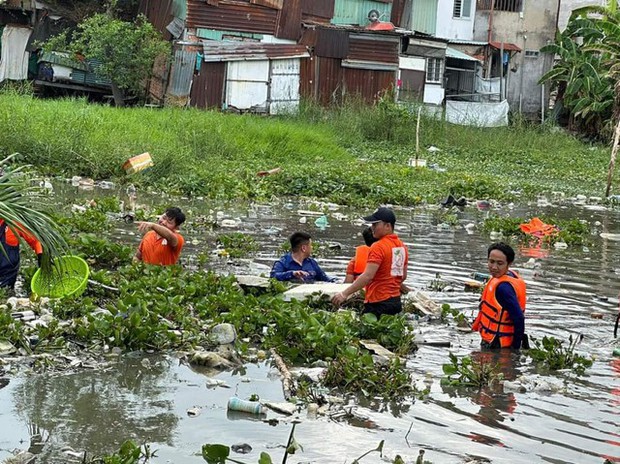 Những bạn trẻ sẵn sàng “ngâm mình” trong dòng nước đen vì một “khát vọng xanh” cho Việt Nam - Ảnh 7.