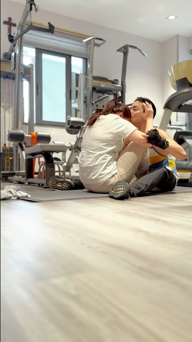 Phan Hiển trở về nhà, hóa cá mập! Khám phá bất ngờ với Khánh Thi trong phòng bếp