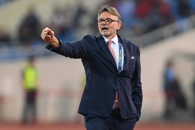 FIFA đã đưa ra quyết định về cầu thủ triệu đô, HLV Troussier đối mặt với áp lực lớn