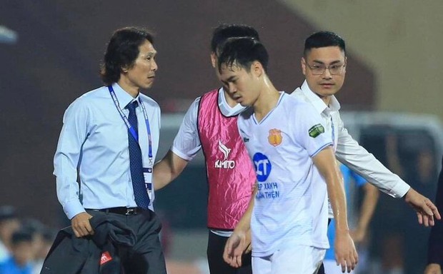 HLV Gong Oh-kyun tố bị cầu thủ Nam Định đánh ngay trên sân - Ảnh 1.