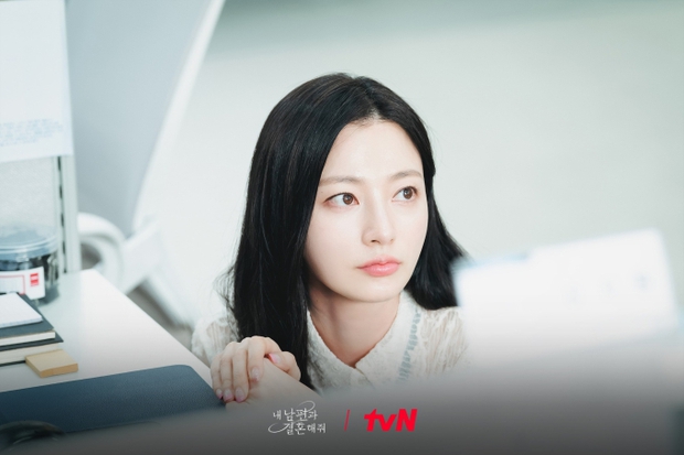 Tiểu tam gây sốt vì đẹp chẳng kém Park Min Young ở phim mới: Nhan sắc thăng hạng dữ dội sau 6 năm - Ảnh 2.