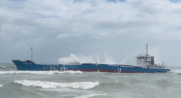 Tàu vận tải Hoàng Gia 46 gặp nạn trên biển: Chốt phương án hút 8.000 lít dầu - Ảnh 1.