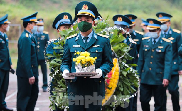 Xúc động lễ tang thiếu tá phi công Trần Ngọc Duy - Ảnh 1.
