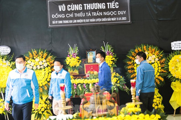 Xúc động lễ tang thiếu tá phi công Trần Ngọc Duy - Ảnh 10.