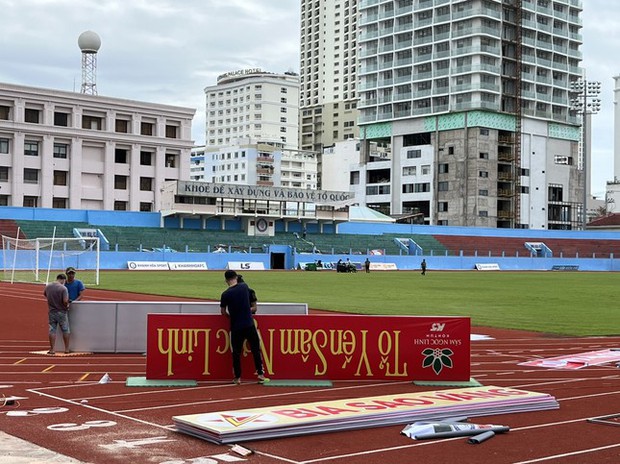 Sân Khánh Hoà thi đấu thiếu ánh sáng trong ngày khai mạc V-League 2023 - Ảnh 2.