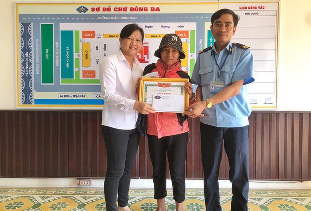 Ấm lòng hành động của chị bán vé số nhặt được vàng tại chợ Đông Ba - Ảnh 2.