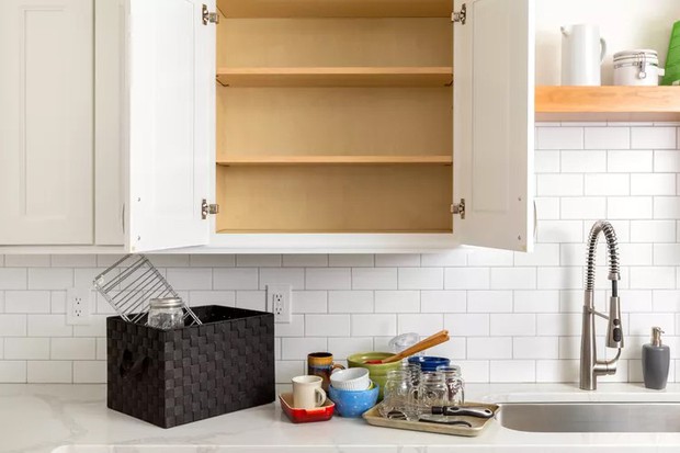 Cách sắp xếp tủ bếp gọn gàng, tiện nghi - Ảnh 1.