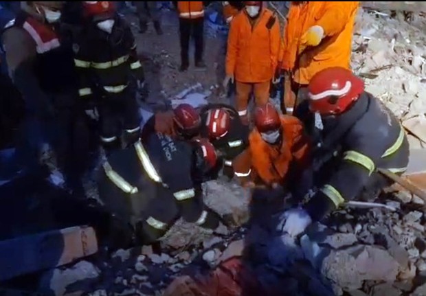 [Clip]: Cứu hộ Việt Nam đưa thi thể các nạn nhân ra khỏi đống đổ nát ở Thổ Nhĩ Kỳ - Ảnh 1.