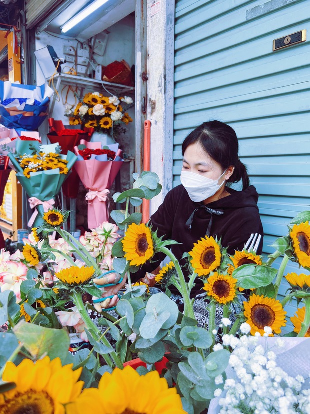 Trước thềm Valentine 14/2: Giá hoa tươi tăng nhẹ, quà càng độc lạ càng được “chốt” nhanh - Ảnh 10.