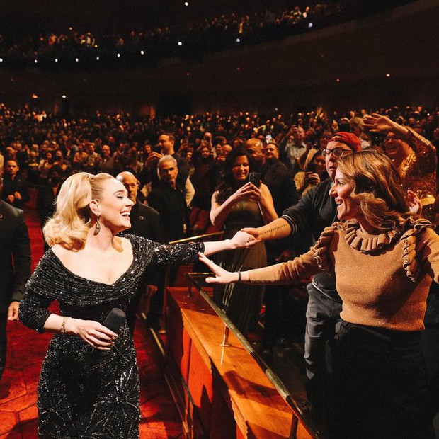 Adele diện váy pháo hoa của NTK Công Trí tại show diễn siêu sang - Ảnh 3.
