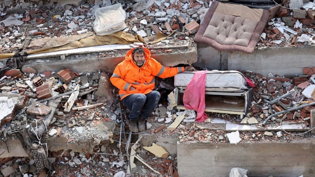Đằng sau bức hình ám ảnh trong động đất ở Thổ Nhĩ Kỳ: Tôi không thể cứu con gái - Ảnh 1.
