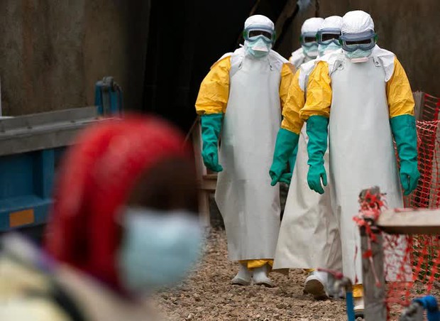WHO theo dõi khẩn bệnh lạ ở châu Phi khiến 8 người tử vong sau khi tham dự lễ tang: Người bệnh bị sốt, chảy máu mũi và qua đời chỉ sau vài giờ - Ảnh 1.