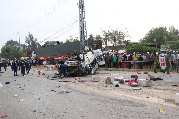 Hiện trường vụ tai nạn kinh hoàng làm 8 người chết ở Quảng Nam - Ảnh 11.