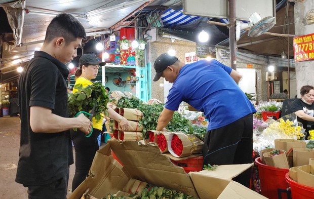 Hoa tươi tăng giá cao trong ngày lễ Tình yêu tại TP Hồ Chí Minh - Ảnh 2.