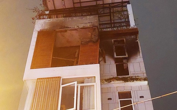 Cứu 2 người mắc kẹt trên tầng 5 ngôi nhà bị cháy đêm valentine - Ảnh 4.