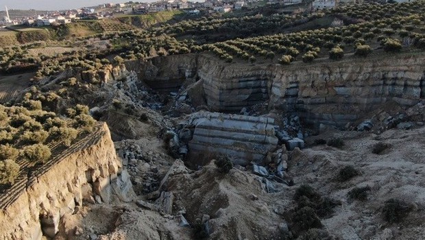 Động đất Thổ Nhĩ Kỳ: Hãi hùng vết nứt dài 300m, sâu 40m xuất hiện giữa vườn ô liu - Ảnh 3.