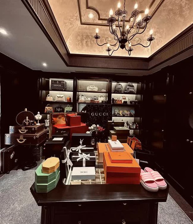 Cuộc chiến thượng lưu phiên bản so kim cương của Đoàn Di Băng và “chị Ông Địa” Thu Trang: Của chị hình thang, của em hình tam giác, rốt cục ai giàu hơn ai? - Ảnh 5. Cuộc chiến thượng lưu phiên bản so kim cương của Đoàn Di Băng và “chị Ông Địa” Thu Trang: Của chị hình thang, của em hình tam giác, rốt cục ai giàu hơn ai? - Ảnh 5.